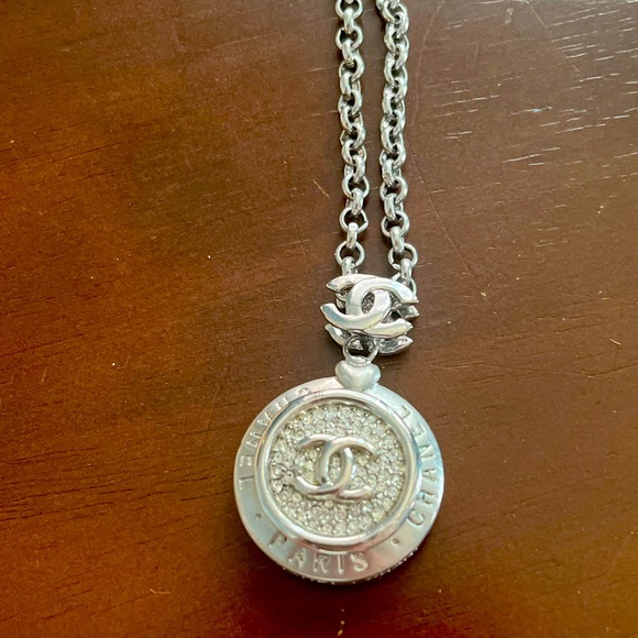Chanel Paris necklace - Picture 1 of 4